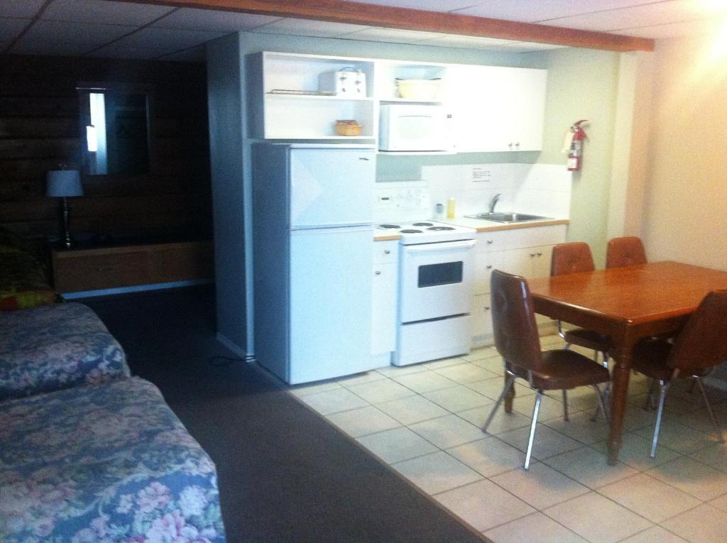 Raccoon Lodge Motel Sylvan Lake Quarto foto